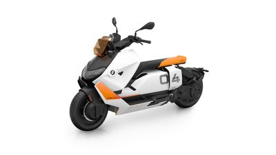 Que vaut le scooter électrique BMW CE 04 en ville ? 